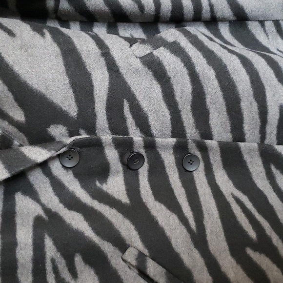 Torrid Jacquard Blazer Style Coat Black & Gray Tiger Stripes Print - 2X - Picture 3 of 8